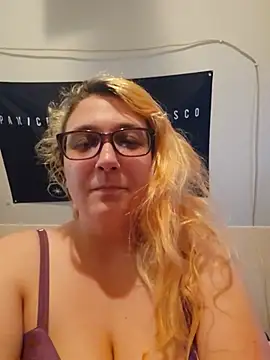 Snapshot of Thatonebinch chatting on May 2026 07:43:02 PM Thatonebinch online show from May 2026 07:43:02 PM