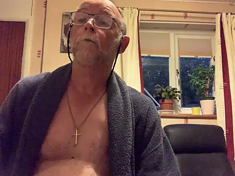 Snapshot of Moonraker64 chatting on August 2026 04:37:01 AM Moonraker64 online show from August 2026 04:37:01 AM