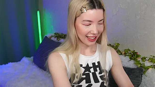 Snapshot of LindaThackerr chatting on May 2026 04:19:01 AM LindaThackerr online show from May 2026 04:19:01 AM