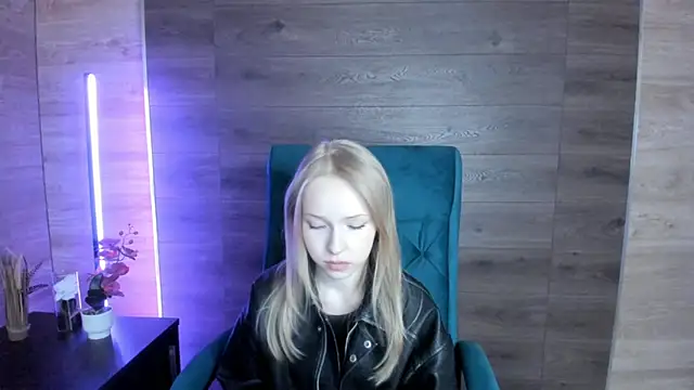 Snapshot of LovvieLov chatting on May 2026 09:03:01 AM LovvieLov online show from May 2026 09:03:01 AM
