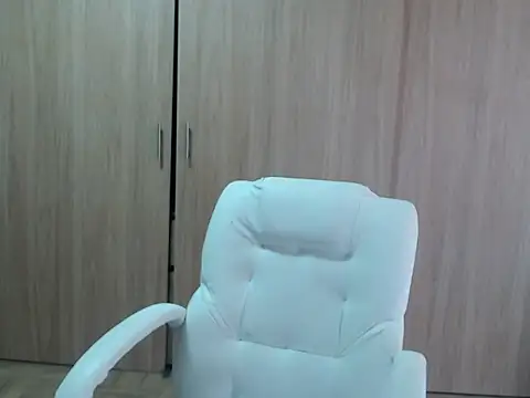 Snapshot of Haileey_ross chatting on May 2026 01:07:01 PM Haileey ross online show from May 2026 01:07:01 PM