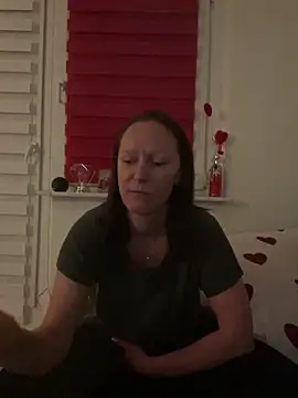 LindaLee90 online show from June 2026 10:43:01 PM