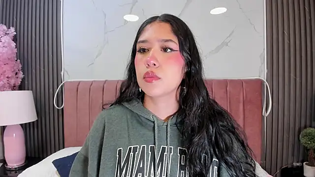Hanna Thorne online show from June 2026 07:40:01 PM