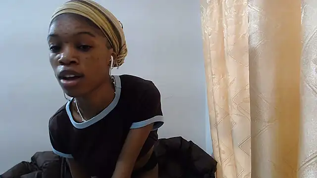 Snapshot of PetiteBarbie_05 chatting on June 2026 07:35:02 AM PetiteBarbie 05 online show from June 2026 07:35:02 AM