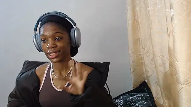 Snapshot of PetiteBarbie_05 chatting on July 2026 06:22:02 AM PetiteBarbie 05 online show from July 2026 06:22:02 AM