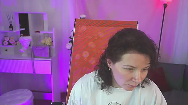Snapshot of AureliaGleam chatting on May 2026 08:00:01 AM AureliaGleam online show from May 2026 08:00:01 AM