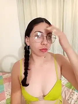 Snapshot of Mia_essence chatting on May 2026 07:31:01 PM Mia essence online show from May 2026 07:31:01 PM