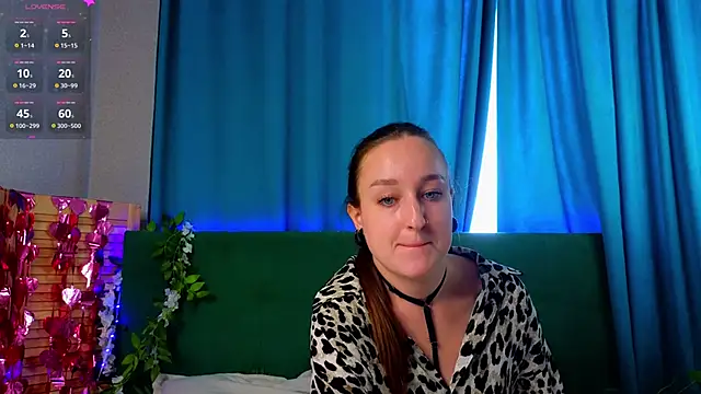 Snapshot of SandraWarren chatting on June 2026 08:28:02 AM SandraWarren online show from June 2026 08:28:02 AM