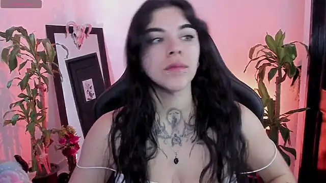 Snapshot of MissCharlottte_18 chatting on May 2026 04:24:01 PM MissCharlottte 18 online show from May 2026 04:24:01 PM