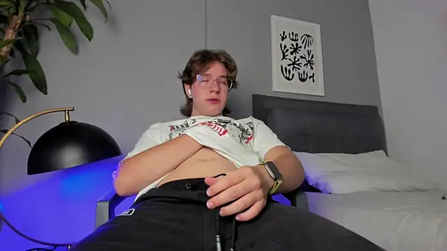 Snapshot of LucasMoraless chatting on May 2026 02:13:01 PM LucasMoraless online show from May 2026 02:13:01 PM