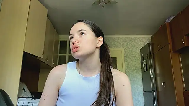 Snapshot of CarolineRu chatting on May 2026 09:28:01 AM CarolineRu online show from May 2026 09:28:01 AM