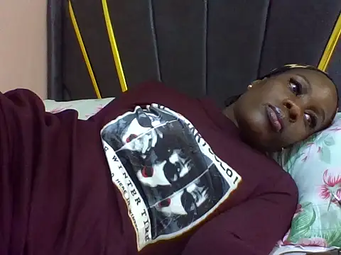 Curvyqueeh online show from July 2026 09:00:01 AM