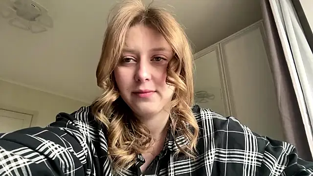 Snapshot of HeyItsAgata chatting on May 2026 11:38:01 AM HeyItsAgata online show from May 2026 11:38:01 AM