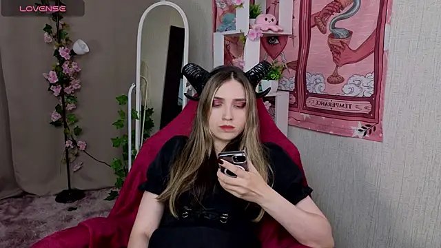 Snapshot of NocturneHuntress chatting on June 2026 07:46:01 AM NocturneHuntress online show from June 2026 07:46:01 AM