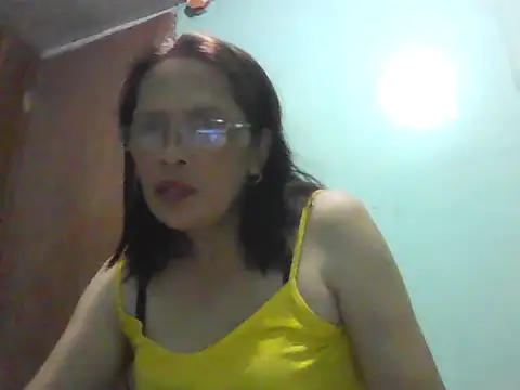 Snapshot of momshe2026 chatting on May 2026 01:17:02 PM momshe2026 online show from May 2026 01:17:02 PM