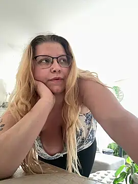 Snapshot of LucieLouBabe chatting on June 2026 12:04:02 PM LucieLouBabe online show from June 2026 12:04:02 PM