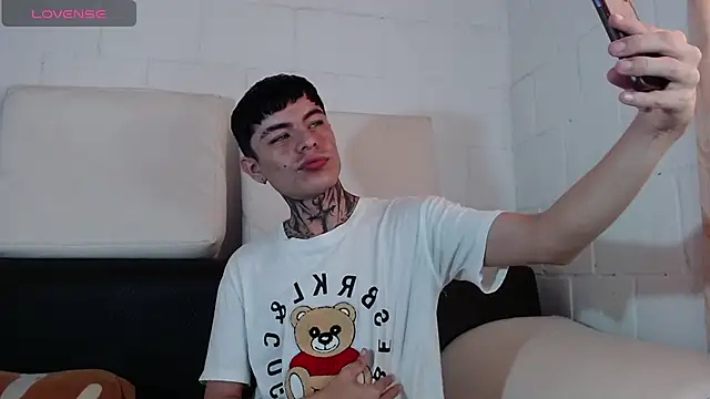 Snapshot of badboy-fox chatting on June 2026 09:15:01 PM badboy-fox online show from June 2026 09:15:01 PM