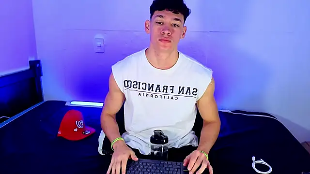 Snapshot of Luke_Muscle chatting on June 2026 01:50:02 PM Luke Muscle online show from June 2026 01:50:02 PM