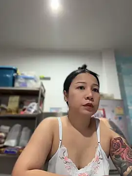 Snapshot of LINDA_HD chatting on June 2026 02:18:02 PM LINDA HD online show from June 2026 02:18:02 PM
