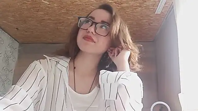 Snapshot of OliviaMoment chatting on June 2026 08:27:01 AM OliviaMoment online show from June 2026 08:27:01 AM