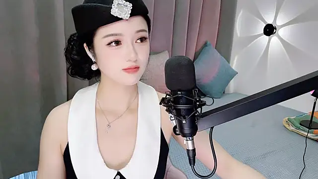 Snapshot of Momo-Wow chatting on June 2026 06:13:02 AM Momo-Wow online show from June 2026 06:13:02 AM