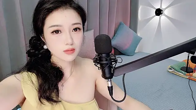 Snapshot of Momo-Wow chatting on June 2026 06:05:02 AM Momo-Wow online show from June 2026 06:05:02 AM