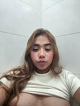 Snapshot of Issie_01 chatting on June 2026 04:39:02 AM Issie 01 online show from June 2026 04:39:02 AM