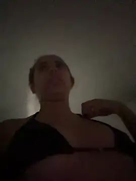 Snapshot of Issie_01 chatting on June 2026 03:18:02 AM Issie 01 online show from June 2026 03:18:02 AM