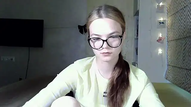 AvrilGillig online show from June 2026 04:16:02 PM