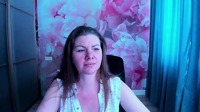 Snapshot of LunaKissesx chatting on June 2026 11:24:02 AM LunaKissesx online show from June 2026 11:24:02 AM