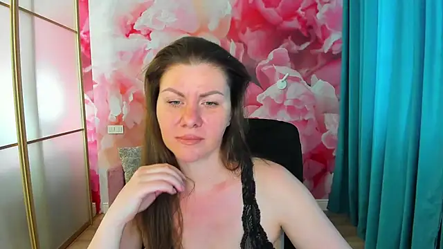 Snapshot of LunaKissesx chatting on June 2026 11:25:01 AM LunaKissesx online show from June 2026 11:25:01 AM
