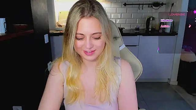 Snapshot of blonde_kellyy chatting on June 2026 07:35:02 AM blonde kellyy online show from June 2026 07:35:02 AM