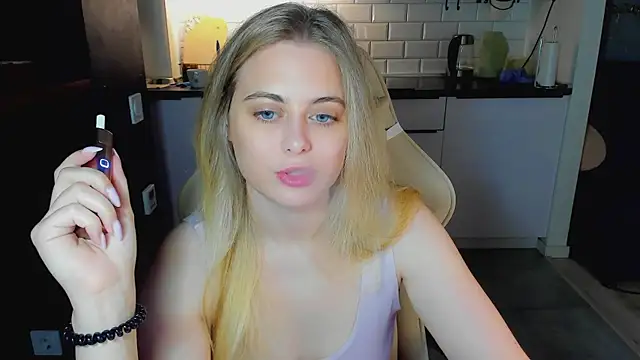 Snapshot of blonde_kellyy chatting on July 2026 02:05:17 AM blonde kellyy online show from July 2026 02:05:17 AM