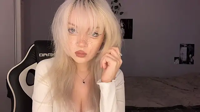 Snapshot of Velvets_Vixens01 chatting on June 2026 05:50:01 PM Velvets Vixens01 online show from June 2026 05:50:01 PM