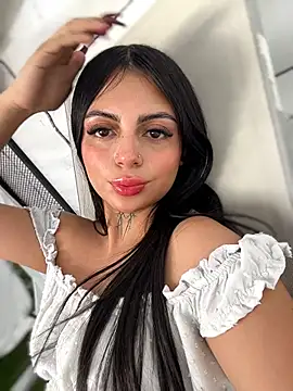 LilLucyXXX online show from June 2026 09:39:02 PM