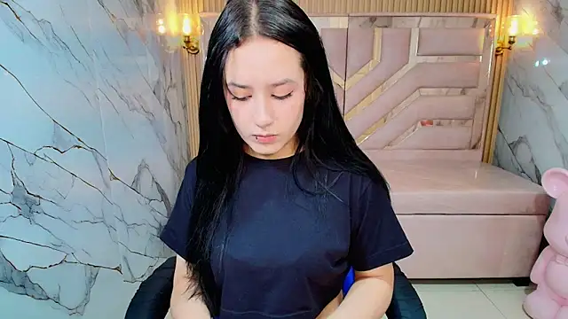 Snapshot of Aleja_r_ chatting on June 2026 07:40:01 PM Aleja r online show from June 2026 07:40:01 PM