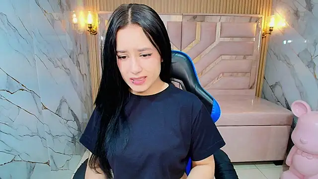 Snapshot of Aleja_r_ chatting on June 2026 12:19:01 PM Aleja r online show from June 2026 12:19:01 PM