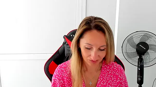 Snapshot of LilyDreamm chatting on June 2026 06:43:02 AM LilyDreamm online show from June 2026 06:43:02 AM
