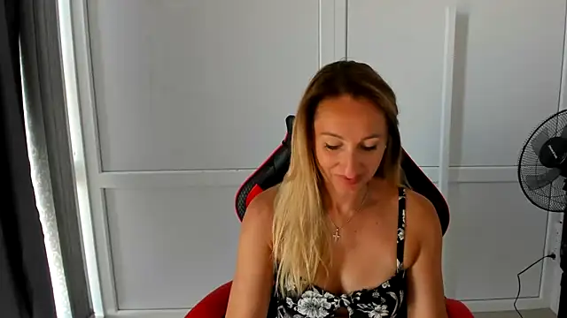 Snapshot of LilyDreamm chatting on June 2026 06:19:02 AM LilyDreamm online show from June 2026 06:19:02 AM