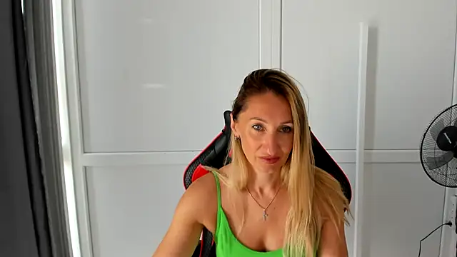 Snapshot of LilyDreamm chatting on June 2026 06:19:01 AM LilyDreamm online show from June 2026 06:19:01 AM