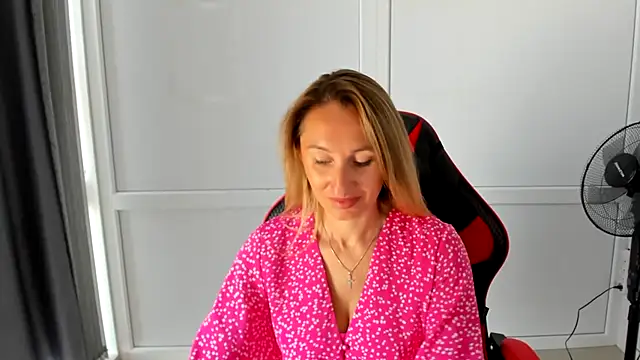 Snapshot of LilyDreamm chatting on July 2026 06:15:01 AM LilyDreamm online show from July 2026 06:15:01 AM