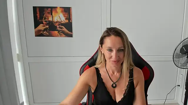 Snapshot of LilyDreamm chatting on July 2026 10:35:02 AM LilyDreamm online show from July 2026 10:35:02 AM