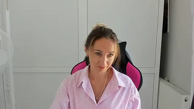 Snapshot of LilyDreamm chatting on July 2026 06:44:01 AM LilyDreamm online show from July 2026 06:44:01 AM