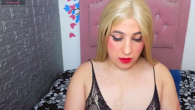Snapshot of roxxy_pink_ chatting on June 2026 01:00:02 AM roxxy pink online show from June 2026 01:00:02 AM