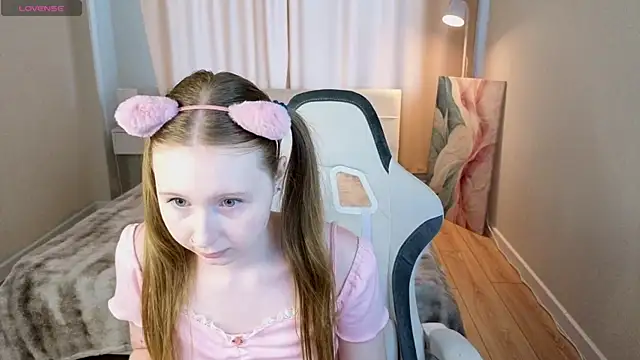 Snapshot of LiliTiny chatting on June 2026 05:12:01 AM LiliTiny online show from June 2026 05:12:01 AM