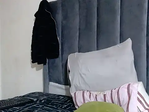creamyslender23 online show from June 2026 02:33:01 AM
