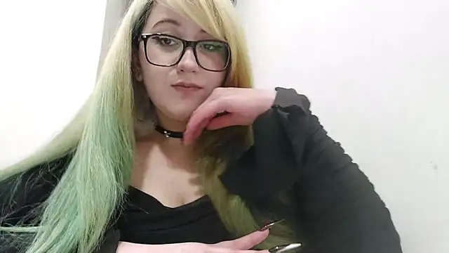 Snapshot of FeliniKatechini chatting on June 2026 10:14:02 PM FeliniKatechini online show from June 2026 10:14:02 PM