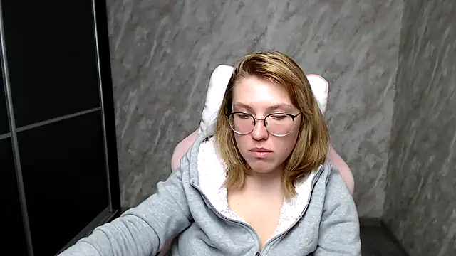 Reginasmilee online show from March 2025 07:48:01 AM