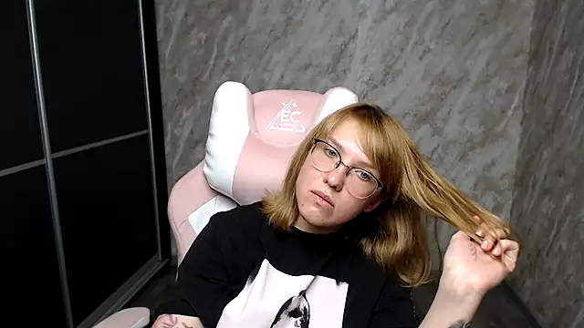 Reginasmilee online show from March 2025 10:57:01 AM