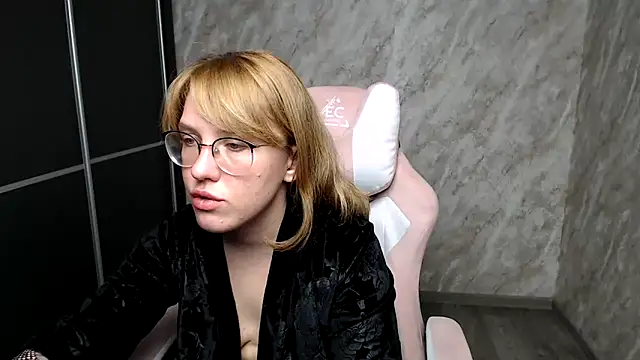 Reginasmilee online show from March 2025 05:26:02 PM